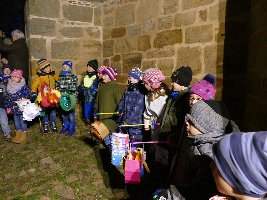 Sankt Martin Laternenumzug durch die Stadt (Foto: Karl-Franz Thiede)